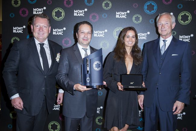Michel Ade et Lutz Bethge entourent les laurats 2014 Steve et Chiara Rosenblum Vingt-troisime Prix Montblanc de la Culture 2014 en France  la Fondation Rosenblum  Paris le 11 juin 2014.