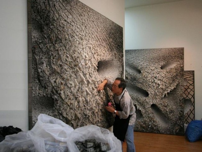 Article_Photo_ChunKwangYoung_ArtAndOnly_WorkingInHisStudio